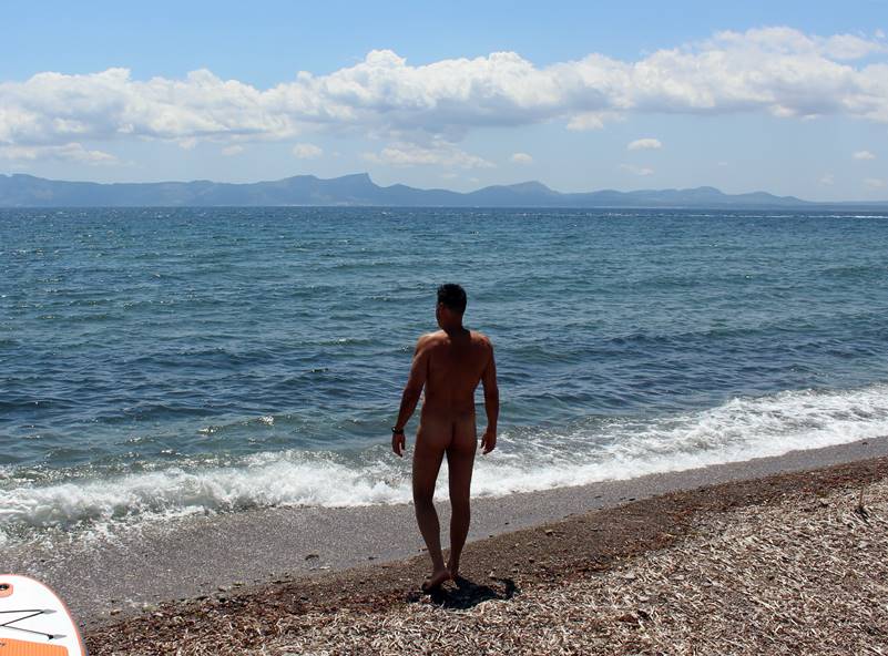 nackt an einem strand auf mallorca